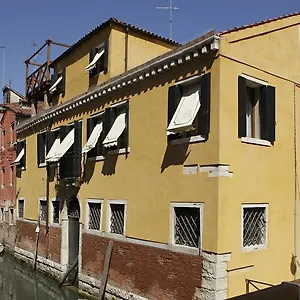 ** Oda ve Kahvaltı Al Palazzetto İtalya